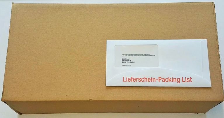 Schritt 3: Lieferscheinkuvert auf Paket kleben